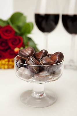 포토 JPG 스튜디오촬영 그릇 기념일 꽃 음식 꽃다발 백그라운드 와인잔 디저트 실내 발렌타인데이 이벤트 사람없음 아웃포커스 장식 세로 장미 와인 초콜릿 여러개 하트 국내포토 모양 식물 식기 다수 술잔 데이이벤트 주류 촬영기법 내부 파일형식