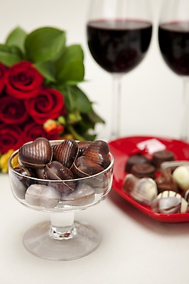 포토 JPG 스튜디오촬영 그릇 기념일 꽃 음식 꽃다발 백그라운드 와인잔 디저트 잔 실내 발렌타인데이 이벤트 사람없음 아웃포커스 장식 컵 세로 장미 와인 초콜릿 여러개 하트 국내포토 모양 식물 식기 다수 술잔 데이이벤트 주류 촬영기법 내부 파일형식