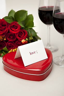 포토 JPG 스튜디오촬영 기념일 꽃 꽃다발 백그라운드 와인잔 문구용품 디저트 실내 발렌타인데이 사랑 이벤트 사람없음 아웃포커스 장식 세로 장미 와인 초콜릿 하트 국내포토 카드프레임 모양 식물 감정 음식 술잔 데이이벤트 프레임 주류 촬영기법 내부 오브젝트 파일형식