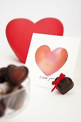 포토 JPG 스튜디오촬영 그릇 기념일 리본 음식 백그라운드 디저트 잔 실내 발렌타인데이 이벤트 사람없음 아웃포커스 장식 컵 세로 초콜릿 여러개 하트 국내포토 카드프레임 모양 식기 다수 데이이벤트 프레임 촬영기법 내부 파일형식