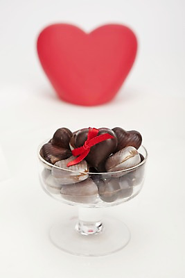 포토 JPG 스튜디오촬영 그릇 기념일 리본 음식 백그라운드 디저트 잔 실내 발렌타인데이 이벤트 사람없음 아웃포커스 장식 컵 세로 초콜릿 여러개 하트 끈 국내포토 모양 식기 다수 데이이벤트 촬영기법 내부 파일형식