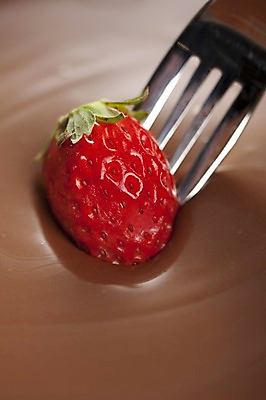 포토 JPG 스튜디오촬영 식물 식기 기념일 백그라운드 포크 과일 딸기 디저트 실내 발렌타인데이 이벤트 근접촬영 사람없음 장식 세로 한개 초콜릿 초코시럽 퐁듀 국내포토 1 음식 뷰포인트 데이이벤트 내부 시럽 파일형식