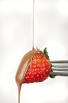 포토 JPG 스튜디오촬영 식물 식기 기념일 백그라운드 포크 과일 딸기 디저트 실내 발렌타인데이 이벤트 근접촬영 사람없음 장식 세로 한개 초콜릿 초코시럽 퐁듀 국내포토 1 음식 뷰포인트 데이이벤트 내부 시럽 파일형식