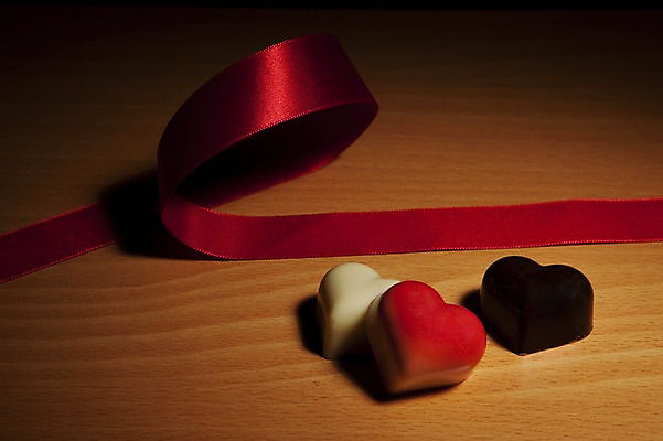 포토 JPG 스튜디오촬영 기념일 리본 음식 백그라운드 디저트 실내 발렌타인데이 그림자 이벤트 사람없음 목재 장식 가로 초콜릿 하트 끈 세개 나무바닥 국내포토 모양 나무 재료 데이이벤트 바닥 3 내부 파일형식