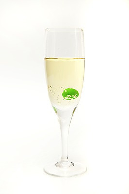 포토 JPG 스튜디오촬영 기념일 음식 백그라운드 디저트 잔 주류 실내 발렌타인데이 누끼 이벤트 사람없음 장식 세로 한개 초콜릿 거품 샴페인 공기방울 샴페인잔 초코볼 국내포토 1 식기 음료 술잔 데이이벤트 내부 파일형식