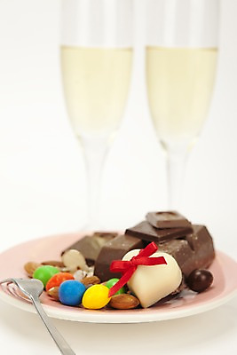 포토 JPG 스튜디오촬영 그릇 식기 접시 기념일 음식 백그라운드 포크 와인잔 디저트 실내 발렌타인데이 이벤트 사람없음 아웃포커스 장식 세로 와인 초콜릿 여러개 샴페인 화이트와인 샴페인잔 아몬드 초코볼 국내포토 다수 술잔 데이이벤트 주류 촬영기법 내부 견과류 파일형식