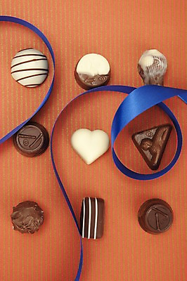 포토 JPG 스튜디오촬영 기념일 리본 음식 백그라운드 무늬 패턴 디저트 실내 발렌타인데이 이벤트 사람없음 장식 세로 하이앵글 초콜릿 여러개 줄무늬 하트 끈 국내포토 모양 뷰포인트 다수 데이이벤트 내부 파일형식