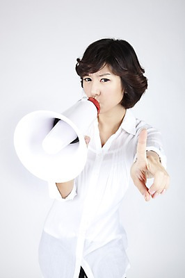 포토 JPG 스튜디오촬영 모델 여자 포즈 안내 실내 한명 누끼 사람 동양인 손짓 이벤트 상반신 20대 성인 캐주얼 확성기 한국인 찡그림 알림 기회 여자만 여자한명만 성인여자만 청년만 청년여자만 성인한명만 청년여자한명만 성인여자한명만 성인만 국내포토 1 옷 모션 표정 인종 청년 내부 파일형식