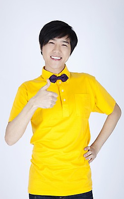 포토 JPG 스튜디오촬영 모델 남자 포즈 실내 한명 누끼 사람 동양인 손짓 이벤트 상반신 20대 성인 캐주얼 한국인 엄지손가락 최고 유머 즐거움 재치 남자만 남자한명만 성인남자만 청년만 청년남자만 청년남자한명만 성인한명만 성인남자한명만 성인만 국내포토 1 옷 감정 손가락 모션 인종 청년 내부 파일형식