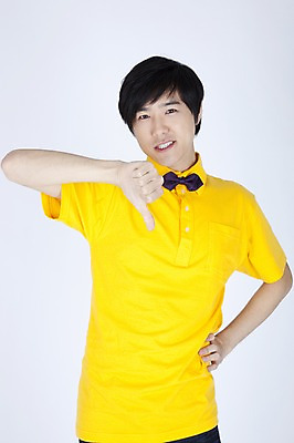 포토 JPG 스튜디오촬영 모델 남자 포즈 실내 한명 누끼 사람 동양인 손짓 이벤트 상반신 20대 성인 캐주얼 한국인 유머 찡그림 즐거움 재치 야유 남자만 남자한명만 성인남자만 청년만 청년남자만 청년남자한명만 성인한명만 성인남자한명만 성인만 국내포토 1 옷 감정 모션 표정 인종 청년 내부 파일형식