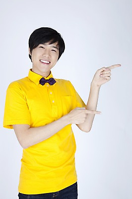 포토 JPG 스튜디오촬영 모델 남자 포즈 실내 한명 누끼 사람 동양인 손짓 이벤트 상반신 20대 성인 캐주얼 한국인 가리킴 유머 즐거움 재치 남자만 남자한명만 성인남자만 청년만 청년남자만 청년남자한명만 성인한명만 성인남자한명만 성인만 국내포토 1 옷 감정 모션 인종 청년 내부 파일형식