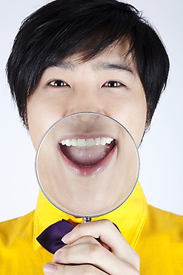 포토 JPG 스튜디오촬영 모델 남자 포즈 돋보기 입모양 실내 한명 들기 사람 동양인 이벤트 근접촬영 상반신 20대 성인 캐주얼 한국인 유머 확대 즐거움 재치 남자만 남자한명만 성인남자만 청년만 청년남자만 청년남자한명만 성인한명만 성인남자한명만 성인만 국내포토 모양 1 옷 감정 뷰포인트 모션 인종 청년 내부 입 파일형식