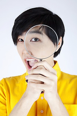 포토 JPG 스튜디오촬영 모델 남자 포즈 돋보기 실내 한명 들기 사람 동양인 이벤트 상반신 20대 성인 캐주얼 한국인 유머 확대 즐거움 재치 안구 남자만 남자한명만 성인남자만 청년만 청년남자만 청년남자한명만 성인한명만 성인남자한명만 성인만 국내포토 1 옷 감정 모션 인종 청년 내부 신체부위 파일형식