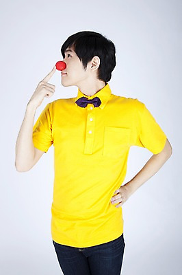 포토 JPG 스튜디오촬영 모델 남자 포즈 실내 한명 누끼 사람 동양인 손짓 이벤트 상반신 20대 성인 캐주얼 한국인 유머 빨간코 즐거움 재치 남자만 남자한명만 성인남자만 청년만 청년남자만 청년남자한명만 성인한명만 성인남자한명만 성인만 국내포토 1 옷 감정 모션 인종 청년 내부 파일형식