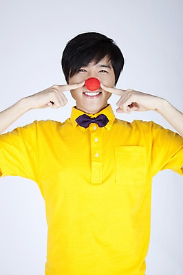 포토 JPG 스튜디오촬영 모델 남자 포즈 실내 한명 사람 동양인 손짓 이벤트 상반신 20대 성인 캐주얼 한국인 유머 빨간코 즐거움 재치 남자만 남자한명만 성인남자만 청년만 청년남자만 청년남자한명만 성인한명만 성인남자한명만 성인만 국내포토 1 옷 감정 모션 인종 청년 내부 파일형식