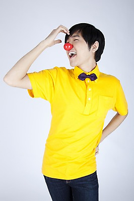 포토 JPG 스튜디오촬영 모델 남자 포즈 실내 한명 누끼 사람 동양인 손짓 이벤트 상반신 20대 성인 캐주얼 한국인 유머 빨간코 즐거움 재치 남자만 남자한명만 성인남자만 청년만 청년남자만 청년남자한명만 성인한명만 성인남자한명만 성인만 국내포토 1 옷 감정 모션 인종 청년 내부 파일형식