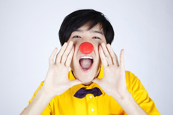 포토 JPG 스튜디오촬영 모델 남자 포즈 실내 한명 누끼 사람 동양인 손짓 이벤트 상반신 20대 성인 캐주얼 외침 한국인 유머 빨간코 알림 즐거움 재치 남자만 남자한명만 성인남자만 청년만 청년남자만 청년남자한명만 성인한명만 성인남자한명만 성인만 국내포토 1 옷 감정 모션 인종 청년 내부 소리 파일형식