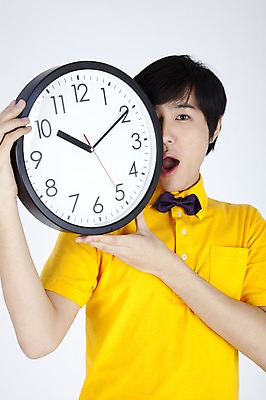 포토 JPG 스튜디오촬영 모델 남자 시계 포즈 실내 한명 들기 사람 동양인 이벤트 상반신 20대 성인 캐주얼 놀람 한국인 유머 벽시계 즐거움 재치 남자만 남자한명만 성인남자만 청년만 청년남자만 청년남자한명만 성인한명만 성인남자한명만 성인만 국내포토 1 옷 감정 모션 표정 인종 청년 내부 파일형식