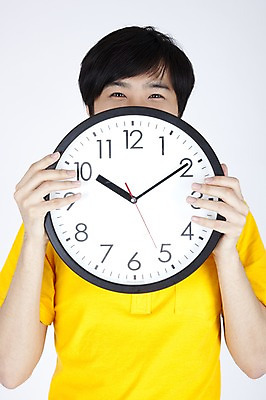 포토 JPG 스튜디오촬영 모델 남자 시계 포즈 실내 한명 들기 사람 동양인 이벤트 상반신 20대 성인 캐주얼 한국인 유머 벽시계 즐거움 재치 남자만 남자한명만 성인남자만 청년만 청년남자만 청년남자한명만 성인한명만 성인남자한명만 성인만 국내포토 1 옷 감정 모션 인종 청년 내부 파일형식