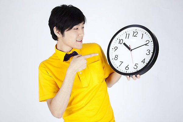 포토 JPG 스튜디오촬영 모델 남자 시계 포즈 실내 한명 들기 누끼 사람 동양인 이벤트 상반신 20대 성인 캐주얼 한국인 가리킴 유머 벽시계 즐거움 재치 남자만 남자한명만 성인남자만 청년만 청년남자만 청년남자한명만 성인한명만 성인남자한명만 성인만 국내포토 1 옷 감정 모션 인종 손짓 청년 내부 파일형식