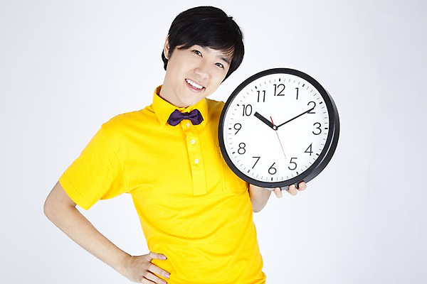 포토 JPG 스튜디오촬영 모델 남자 시계 포즈 실내 한명 들기 누끼 사람 동양인 이벤트 상반신 20대 성인 캐주얼 한국인 유머 벽시계 즐거움 재치 남자만 남자한명만 성인남자만 청년만 청년남자만 청년남자한명만 성인한명만 성인남자한명만 성인만 국내포토 1 옷 감정 모션 인종 청년 내부 파일형식