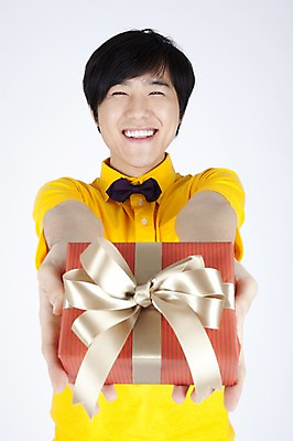 포토 JPG 스튜디오촬영 모델 남자 포즈 실내 선물 한명 누끼 사람 동양인 손짓 이벤트 상반신 20대 성인 캐주얼 선물상자 상자 한국인 유머 즐거움 주기 재치 남자만 남자한명만 성인남자만 청년만 청년남자만 청년남자한명만 성인한명만 성인남자한명만 성인만 국내포토 1 옷 감정 모션 인종 청년 내부 파일형식