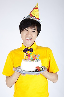 포토 JPG 스튜디오촬영 모델 남자 음식 포즈 누끼 사람 이벤트 상반신 캐주얼 파티 케이크 고깔모자 한국인 축하 생일 유머 즐거움 재치 남자만 국내포토 모자_잡화 옷 기념일 감정 컨셉 디저트 실내 동양인 파일형식