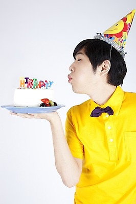 포토 JPG 스튜디오촬영 모델 남자 음식 포즈 사람 이벤트 상반신 캐주얼 파티 케이크 고깔모자 한국인 생일 유머 즐거움 재치 남자만 국내포토 모자_잡화 옷 기념일 감정 디저트 실내 동양인 파일형식