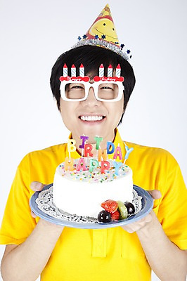 포토 JPG 스튜디오촬영 모델 남자 음식 포즈 사람 이벤트 상반신 캐주얼 파티 케이크 고깔모자 한국인 생일 유머 즐거움 재치 남자만 국내포토 모자_잡화 옷 기념일 감정 디저트 실내 동양인 파일형식