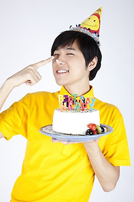 포토 JPG 스튜디오촬영 모델 남자 음식 포즈 사람 손짓 이벤트 상반신 캐주얼 파티 케이크 고깔모자 한국인 생일 유머 즐거움 재치 남자만 국내포토 모자_잡화 옷 기념일 감정 모션 디저트 실내 동양인 파일형식