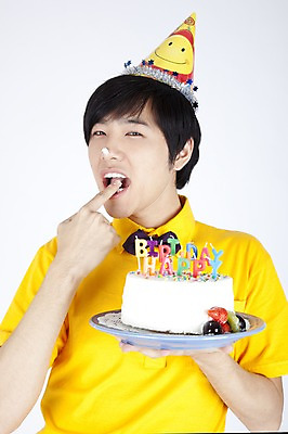 포토 JPG 스튜디오촬영 모델 남자 음식 포즈 사람 손짓 이벤트 상반신 캐주얼 파티 케이크 고깔모자 한국인 생일 유머 즐거움 재치 남자만 국내포토 모자_잡화 옷 기념일 감정 모션 디저트 실내 동양인 파일형식
