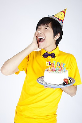포토 JPG 스튜디오촬영 모델 남자 음식 포즈 누끼 사람 이벤트 상반신 캐주얼 파티 케이크 고깔모자 한국인 생일 유머 즐거움 재치 남자만 국내포토 모자_잡화 옷 기념일 감정 디저트 실내 동양인 파일형식