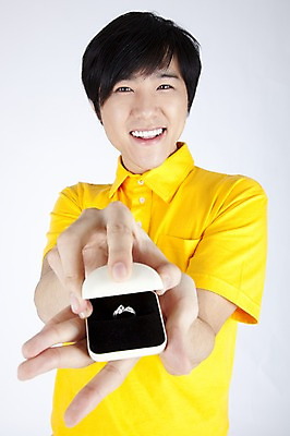 포토 JPG 스튜디오촬영 모델 남자 포즈 장신구 실내 선물 한명 누끼 사람 동양인 손짓 이벤트 상반신 20대 성인 캐주얼 한국인 반지 오픈 보석 주기 악세사리함 남자만 남자한명만 성인남자만 청년만 청년남자만 청년남자한명만 성인한명만 성인남자한명만 성인만 국내포토 1 옷 모션 인종 청년 내부 광석 파일형식