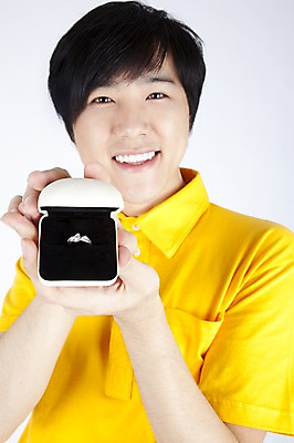 포토 JPG 스튜디오촬영 모델 남자 포즈 장신구 실내 선물 한명 사람 동양인 손짓 이벤트 상반신 20대 성인 캐주얼 한국인 반지 오픈 보석 악세사리함 남자만 남자한명만 성인남자만 청년만 청년남자만 청년남자한명만 성인한명만 성인남자한명만 성인만 국내포토 1 옷 모션 인종 청년 내부 광석 파일형식