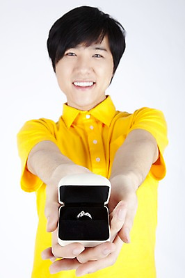 포토 JPG 스튜디오촬영 모델 남자 포즈 장신구 실내 선물 한명 누끼 사람 동양인 손짓 이벤트 상반신 20대 성인 캐주얼 한국인 반지 보석 주기 악세사리함 남자만 남자한명만 성인남자만 청년만 청년남자만 청년남자한명만 성인한명만 성인남자한명만 성인만 국내포토 1 옷 모션 인종 청년 내부 광석 파일형식