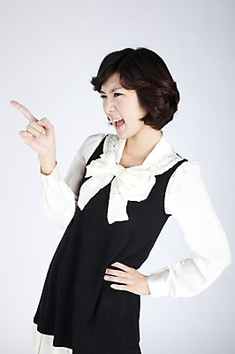 포토 JPG 스튜디오촬영 모델 원피스 여자 포즈 실내 한명 누끼 사람 동양인 손짓 이벤트 상반신 20대 성인 한국인 분노 가리킴 찡그림 삿대질 여자만 여자한명만 성인여자만 청년만 청년여자만 성인한명만 청년여자한명만 성인여자한명만 성인만 국내포토 1 옷 감정 모션 표정 인종 청년 내부 파일형식