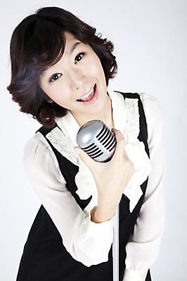 포토 JPG 스튜디오촬영 모델 원피스 여자 포즈 노래 실내 한명 누끼 사람 동양인 이벤트 상반신 20대 성인 공연 한국인 가수 스탠드마이크 마이크 여자만 여자한명만 성인여자만 청년만 청년여자만 성인한명만 청년여자한명만 성인여자한명만 성인만 국내포토 1 옷 음악 음향기기 인종 청년 내부 음악가 파일형식