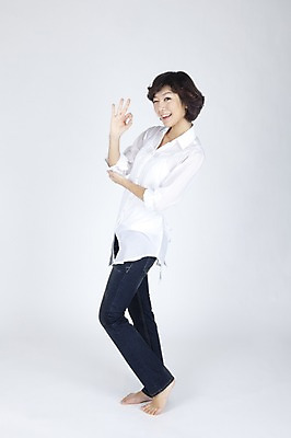 포토 JPG 스튜디오촬영 전신 모델 여자 포즈 맨발 실내 윙크 한명 서기 누끼 사람 동양인 손짓 이벤트 20대 성인 캐주얼 한국인 OK 여자만 여자한명만 성인여자만 청년만 청년여자만 성인한명만 청년여자한명만 성인여자한명만 성인만 국내포토 1 옷 모션 발 표정 인종 청년 내부 파일형식