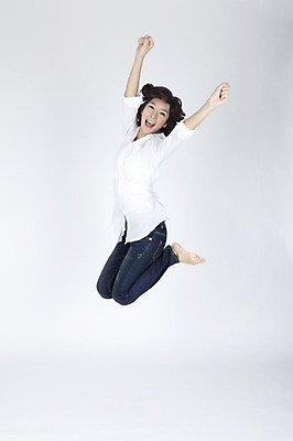 포토 JPG 스튜디오촬영 전신 모델 여자 포즈 맨발 실내 한명 누끼 사람 동양인 손짓 이벤트 20대 성인 캐주얼 달리기 점프 만세 한국인 즐거움 여자만 여자한명만 성인여자만 청년만 청년여자만 성인한명만 청년여자한명만 성인여자한명만 성인만 국내포토 1 옷 감정 모션 발 인종 청년 내부 파일형식