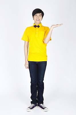 포토 JPG 스튜디오촬영 전신 모델 남자 포즈 안내 실내 한명 서기 누끼 사람 동양인 손짓 이벤트 20대 성인 캐주얼 한국인 유머 즐거움 재치 남자만 남자한명만 성인남자만 청년만 청년남자만 청년남자한명만 성인한명만 성인남자한명만 성인만 국내포토 1 옷 감정 모션 인종 청년 내부 파일형식