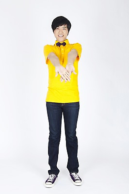 포토 JPG 스튜디오촬영 전신 모델 남자 포즈 실내 손바닥 한명 서기 누끼 사람 동양인 손짓 이벤트 20대 성인 캐주얼 한국인 유머 즐거움 주기 재치 남자만 남자한명만 성인남자만 청년만 청년남자만 청년남자한명만 성인한명만 성인남자한명만 성인만 국내포토 1 손 옷 감정 모션 인종 청년 내부 파일형식