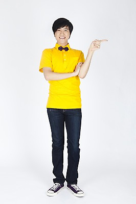 포토 JPG 스튜디오촬영 전신 모델 남자 포즈 실내 한명 서기 누끼 사람 동양인 손짓 이벤트 20대 성인 캐주얼 한국인 가리킴 유머 즐거움 재치 남자만 남자한명만 성인남자만 청년만 청년남자만 청년남자한명만 성인한명만 성인남자한명만 성인만 국내포토 1 옷 감정 모션 인종 청년 내부 파일형식