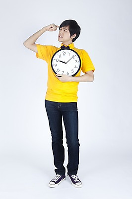 포토 JPG 스튜디오촬영 전신 모델 남자 시계 포즈 생각 실내 한명 서기 들기 누끼 사람 동양인 이벤트 20대 성인 캐주얼 한국인 유머 벽시계 즐거움 고민 재치 남자만 남자한명만 성인남자만 청년만 청년남자만 청년남자한명만 성인한명만 성인남자한명만 성인만 국내포토 1 옷 감정 모션 인종 청년 내부 파일형식
