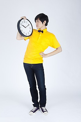 포토 JPG 스튜디오촬영 전신 모델 응시 남자 시계 포즈 실내 한명 서기 들기 누끼 사람 동양인 이벤트 20대 성인 캐주얼 한국인 유머 벽시계 즐거움 재치 남자만 남자한명만 성인남자만 청년만 청년남자만 청년남자한명만 성인한명만 성인남자한명만 성인만 국내포토 1 시선 옷 감정 모션 인종 청년 내부 파일형식