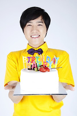 포토 JPG 스튜디오촬영 모델 남자 음식 포즈 누끼 사람 이벤트 상반신 캐주얼 파티 케이크 한국인 생일 유머 즐거움 재치 남자만 국내포토 옷 기념일 감정 디저트 실내 동양인 파일형식