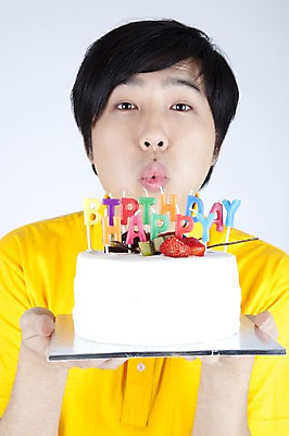 포토 JPG 스튜디오촬영 모델 남자 음식 포즈 사람 이벤트 상반신 캐주얼 파티 케이크 한국인 생일 유머 즐거움 재치 남자만 국내포토 옷 기념일 감정 디저트 실내 동양인 파일형식