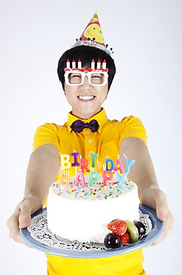 포토 JPG 스튜디오촬영 모델 남자 음식 포즈 누끼 사람 이벤트 상반신 캐주얼 파티 케이크 고깔모자 한국인 생일 유머 즐거움 재치 남자만 국내포토 모자_잡화 옷 기념일 감정 디저트 실내 동양인 파일형식