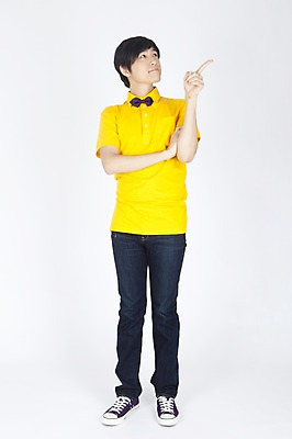 포토 JPG 스튜디오촬영 전신 모델 남자 포즈 실내 한명 서기 누끼 사람 동양인 손짓 이벤트 20대 성인 캐주얼 한국인 가리킴 유머 즐거움 재치 남자만 남자한명만 성인남자만 청년만 청년남자만 청년남자한명만 성인한명만 성인남자한명만 성인만 국내포토 1 옷 감정 모션 인종 청년 내부 파일형식