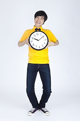 포토 JPG 스튜디오촬영 전신 모델 남자 시계 포즈 실내 한명 서기 들기 누끼 사람 동양인 이벤트 20대 성인 캐주얼 한국인 유머 벽시계 즐거움 재치 남자만 남자한명만 성인남자만 청년만 청년남자만 청년남자한명만 성인한명만 성인남자한명만 성인만 국내포토 1 옷 감정 모션 인종 청년 내부 파일형식