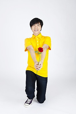 포토 JPG 스튜디오촬영 전신 모델 남자 꽃 포즈 프로포즈 한송이 실내 한명 누끼 사람 동양인 손짓 이벤트 20대 성인 캐주얼 장미 한국인 유머 무릎꿇기 즐거움 주기 재치 남자만 남자한명만 성인남자만 청년만 청년남자만 청년남자한명만 성인한명만 성인남자한명만 성인만 국내포토 식물 1 옷 감정 모션 인종 청년 내부 송이 파일형식